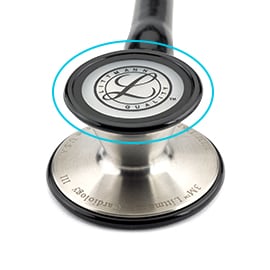 Ein türkiser Ring hebt die einstellbare Membran hervor, die den Trichter eines 3M Littmann Cardiology III Stethoskops verschließt.